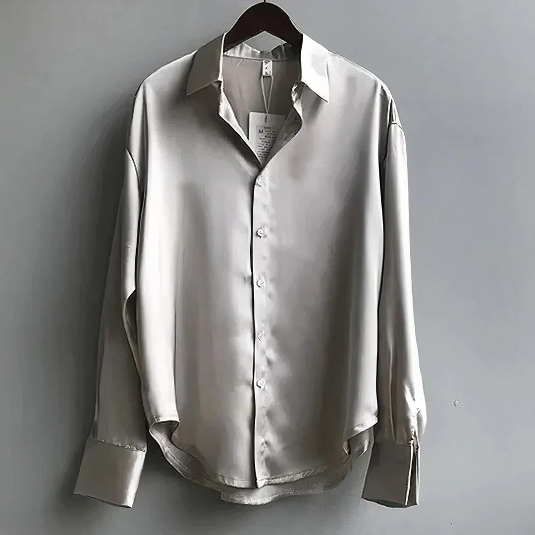 Damebluse med skjortekrave, knaplukning og lange ærmer