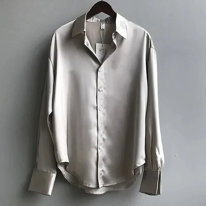 Damebluse med skjortekrave, knaplukning og lange ærmer